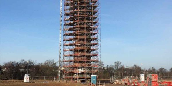 Der Conti-Turm in Hannover kurz vor der Graffiti-Entfernung